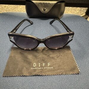 Sito Womans Black Sunglasses with Diff case excellent condition